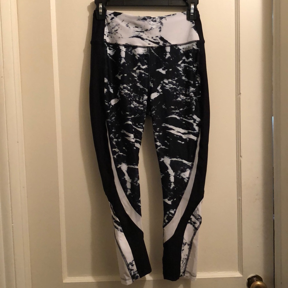 Danskin black & white splatter Capri yoga pants